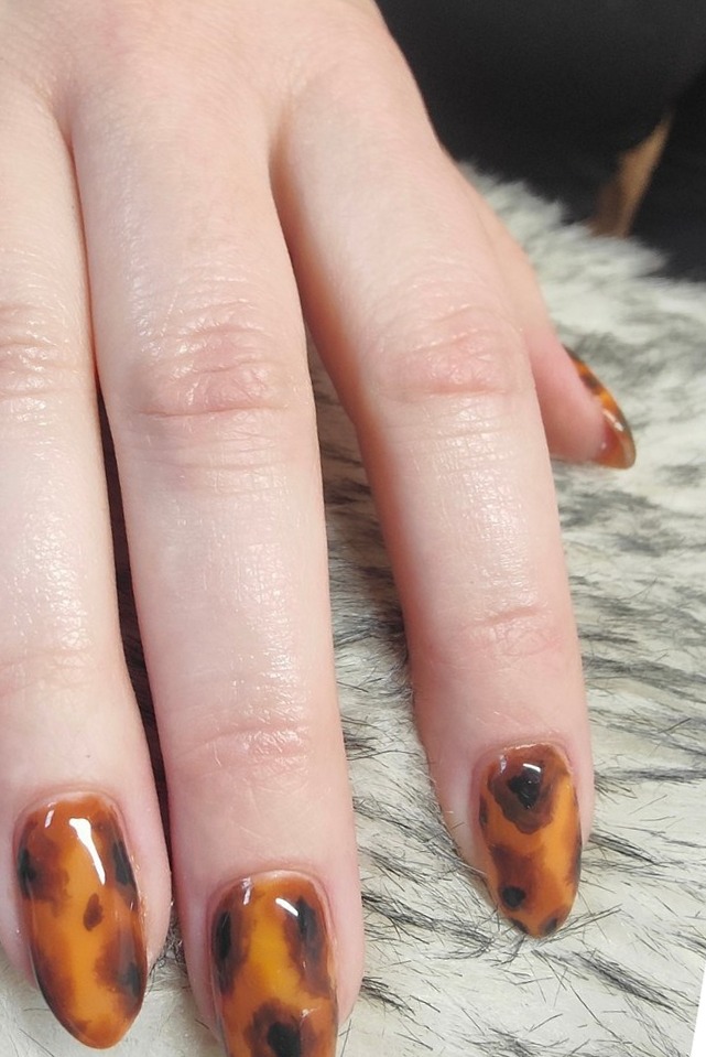 Amandelvormige nagels met schildpadprint