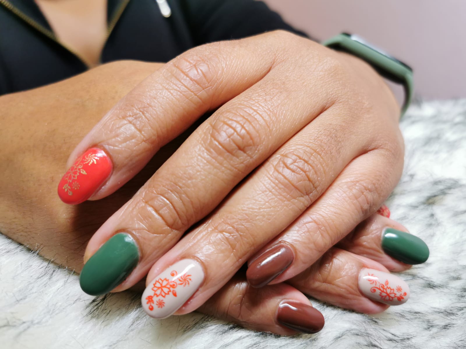 Nagels in rood, groen, nude en bruin, met handgeschilderde bloemetjes