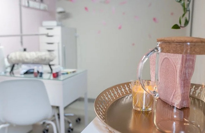 Werkplek in de salon met een roségouden dienblad, karaf en roze servet
