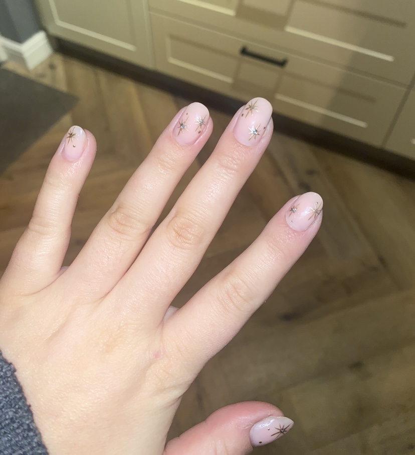 Natuurlijk lange nude nagels met goudkleurige flakes