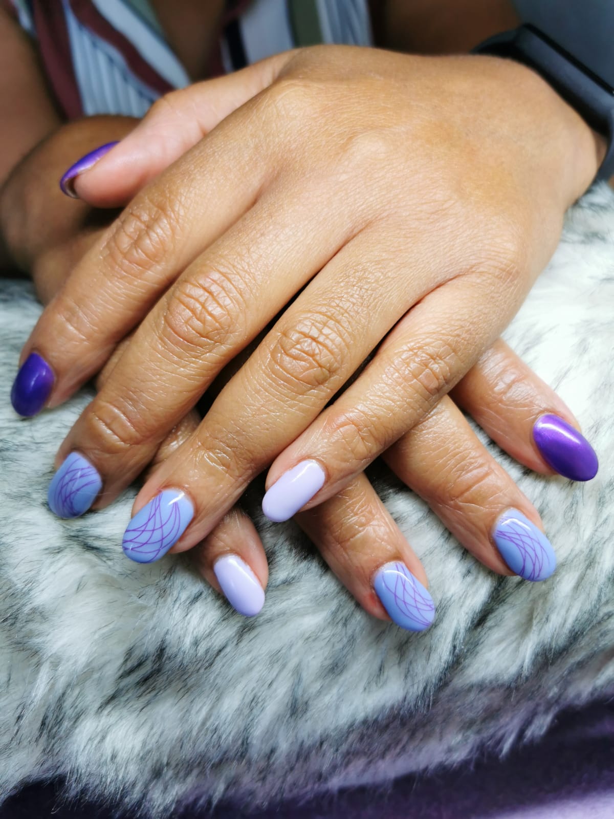 Lila en paarse nagels met structuur-nailart