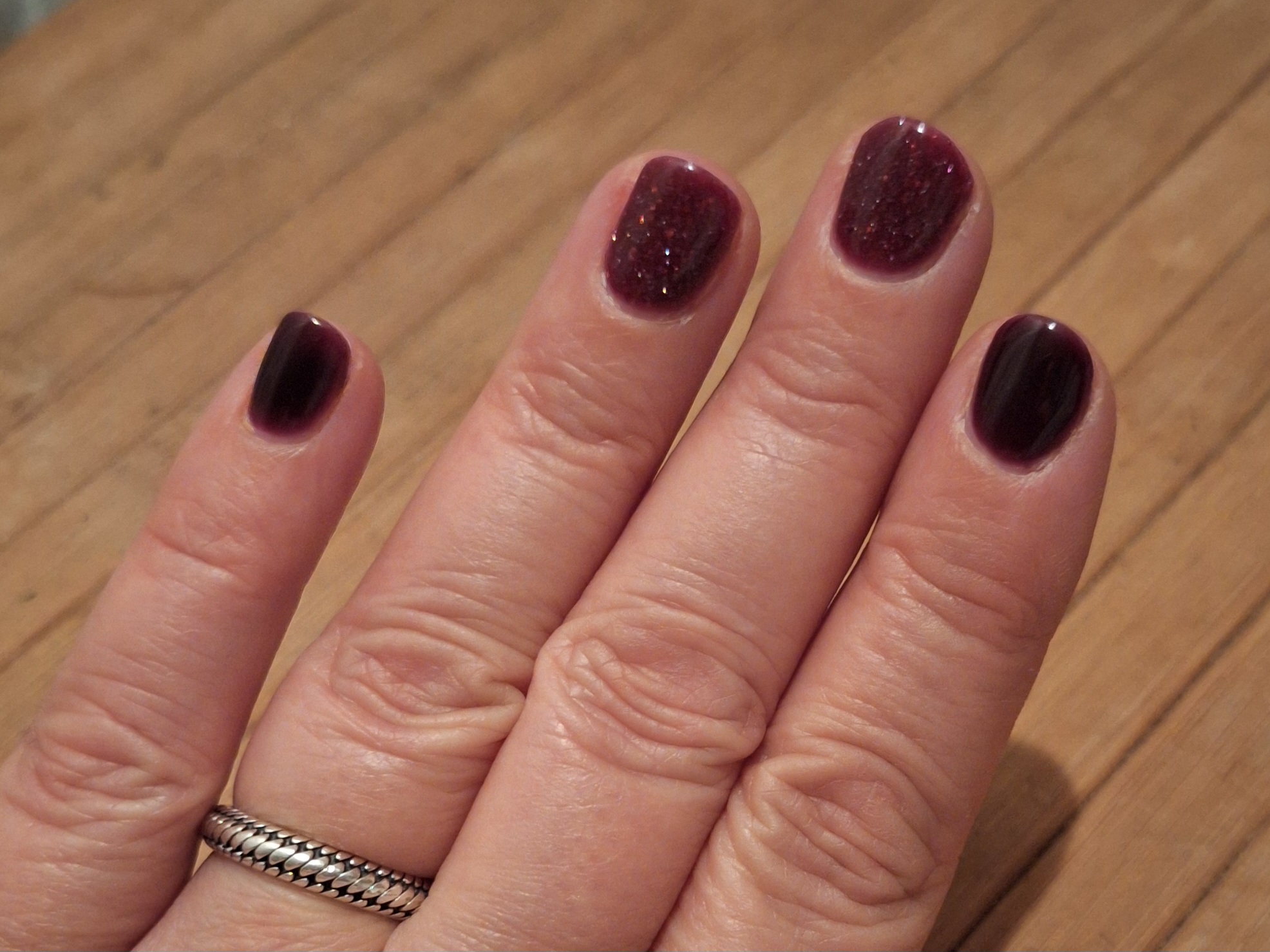 Korte nagels in diep bordeaux met glitter
